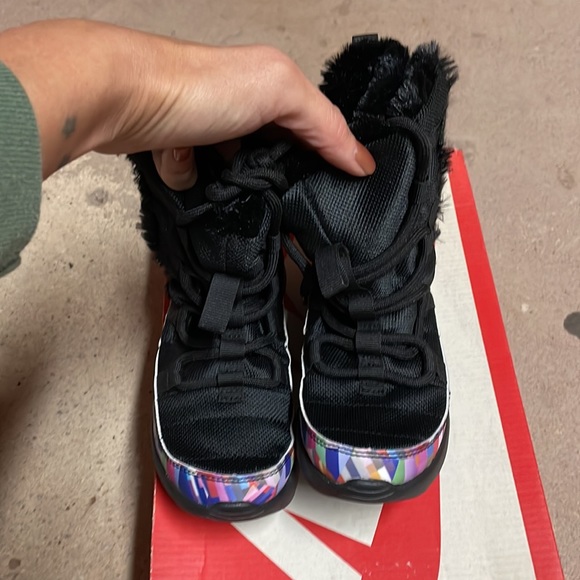 Brand new in box Nike girls Roshe 1 hi print faux fur lined boots. - Picture 2 of 6